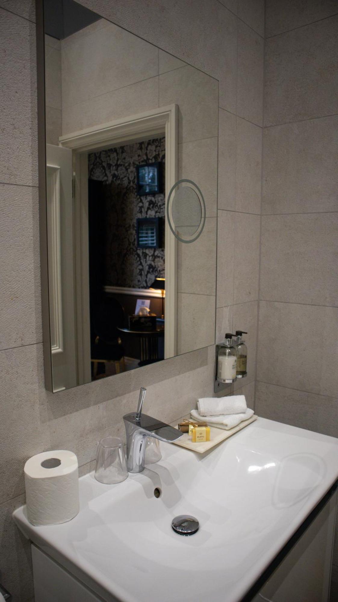 40 Winks Hospitality Hotel Durham Bagian luar foto