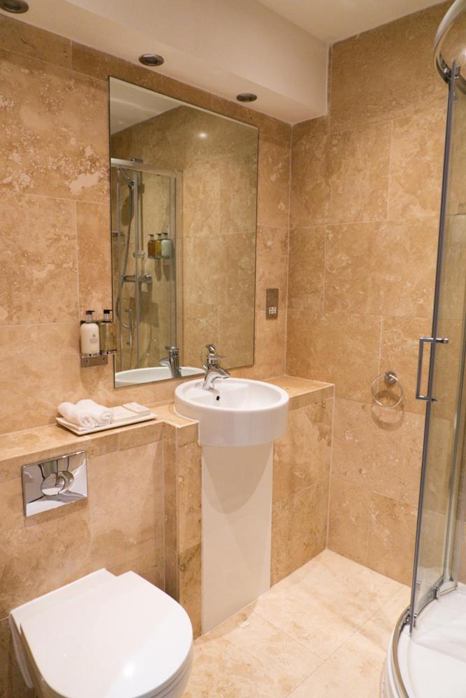 40 Winks Hospitality Hotel Durham Bagian luar foto